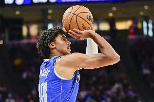 三分命中率56.5%!基德:克里斯蒂打得很棒三分很准 防守有竞争力