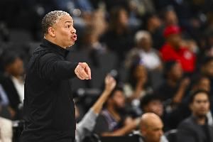 还搁那鼓掌!快船被防了个24秒违例 泰伦-卢场边无奈拍手